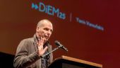 DW για Βαρουφάκη: Στην Ελλάδα δύει, στην Ευρώπη λάμπει