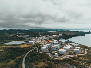 Το Brent οδεύει προς τη μεγαλύτερη μηνιαία πτώση από το 2020