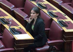 Βατσινά: Ζητά αναστολή των πλειστηριασμών για τους σεισμόπληκτους