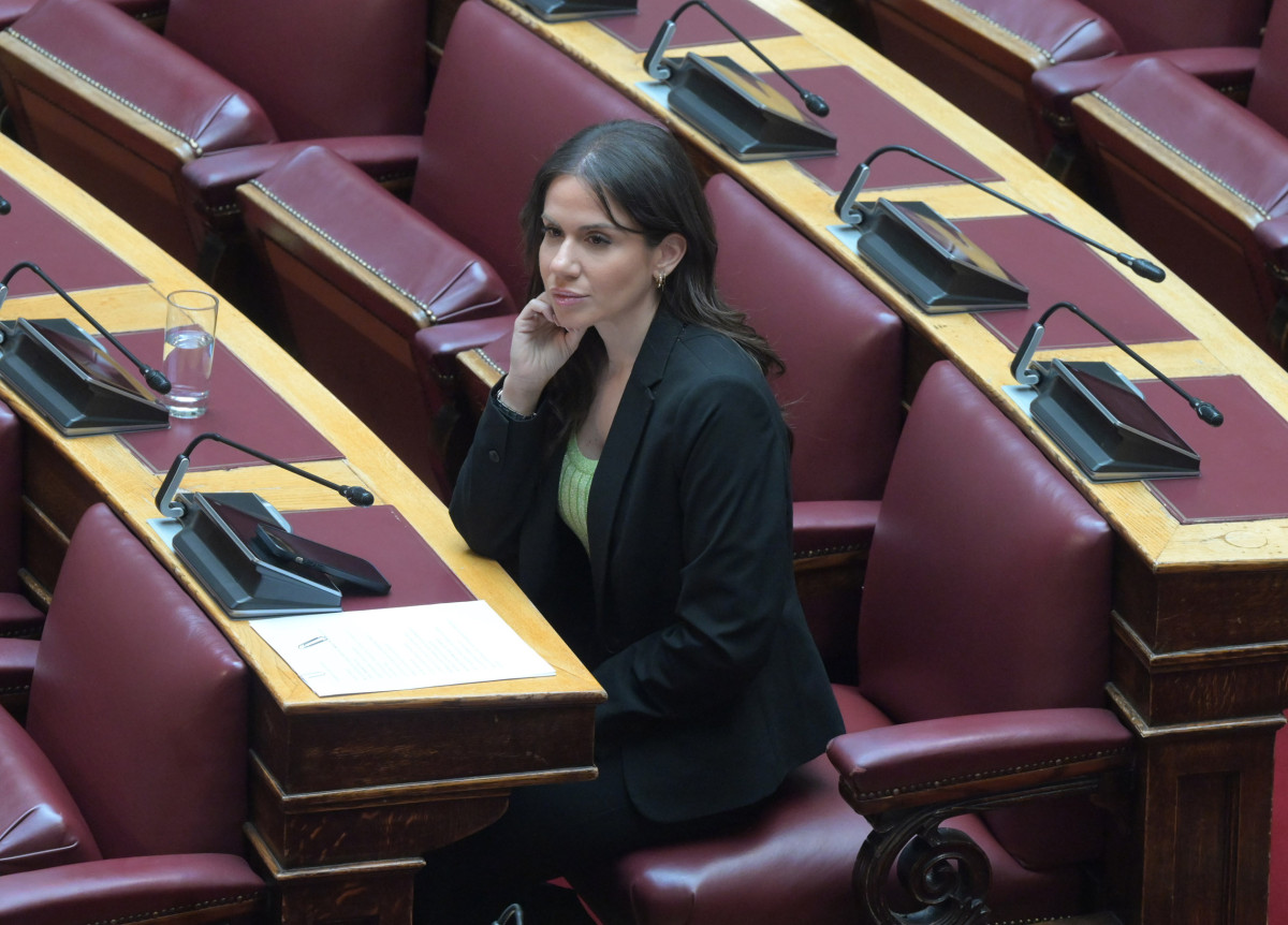 Βατσινά: Ζητά αναστολή των πλειστηριασμών για τους σεισμόπληκτους