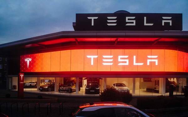 Σε αύξηση μετοχικού κεφαλαίου $2 δισ. προχωρά η Tesla