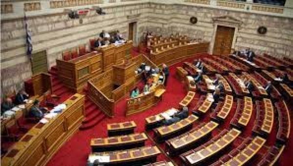 Βουλή: Απολύθηκε ο πρώτος υπάλληλος με πλαστό πτυχίο