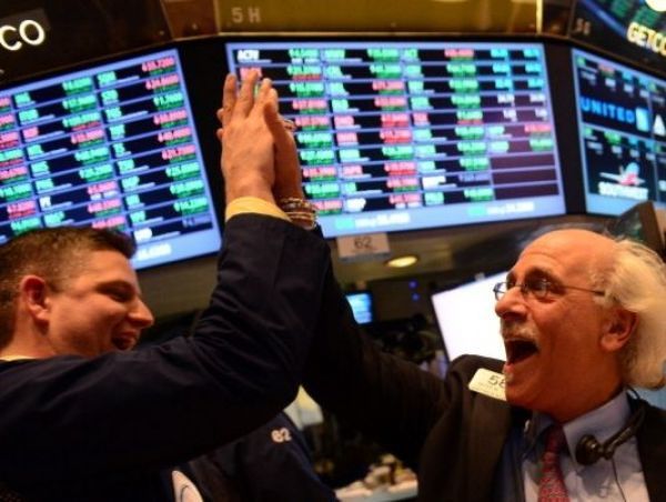 «Έσπασε» το ιστορικό υψηλό του o S&amp;P 500, κερδών συνέχεια στη Wall