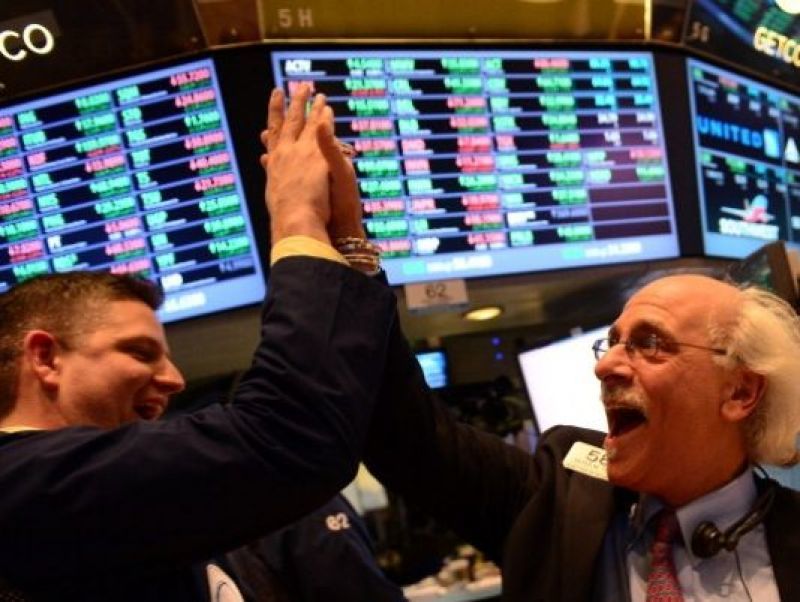«Έσπασε» το ιστορικό υψηλό του o S&amp;P 500, κερδών συνέχεια στη Wall