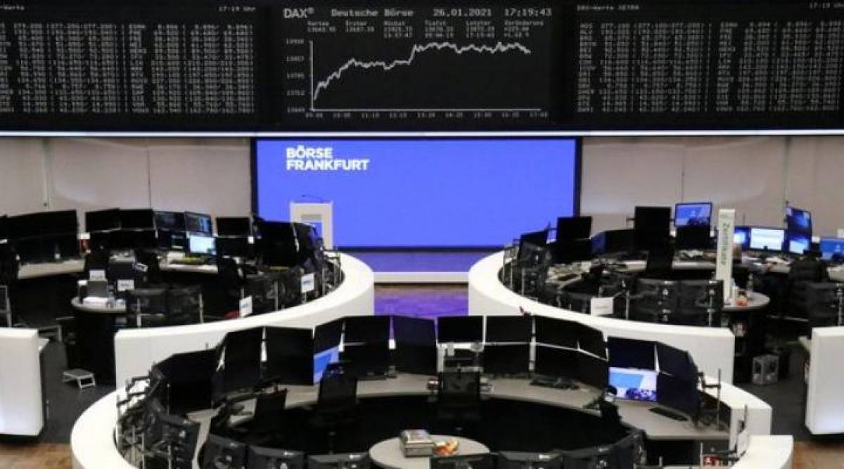 Σε κλοιό ρευστοποιήσεων οι ευρωαγορές - «Αγκάθι» τα εμβόλια