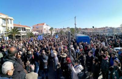 Μυτιλήνη: Μεγάλη πορεία διαμαρτυρίας για τα επεισόδια με τα ΜΑΤ