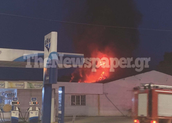 Βόλος: Φωτιά σε αποθήκες κοντά σε πρατήριο υγρών καυσίμων