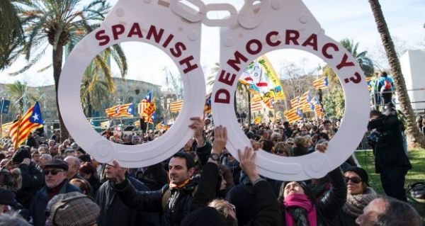 Στους δρόμους οι Καταλανοί,κατά της σύλληψης μελών της τοπικής κυβέρνησης
