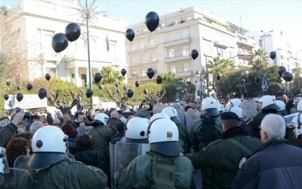 Ένταση έξω από το υπουργείο διοικητικής μεταρρύθμισης