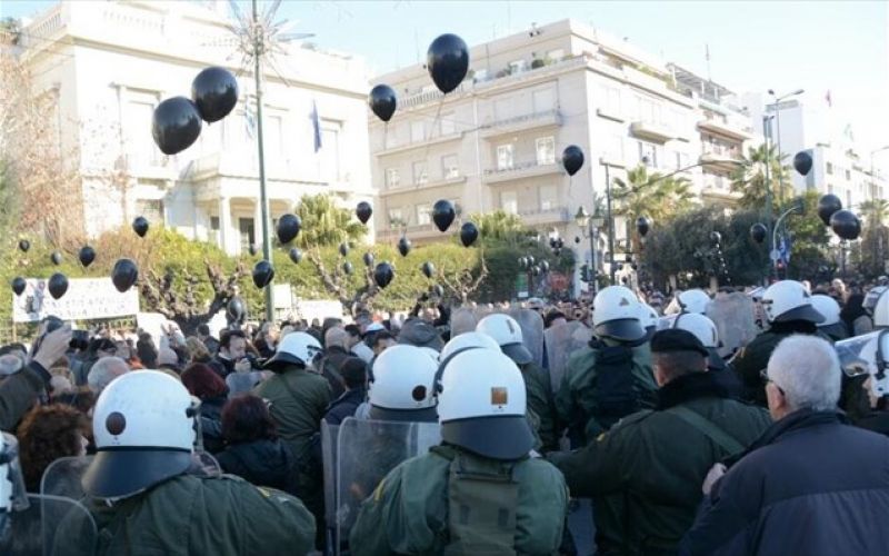 Ένταση έξω από το υπουργείο διοικητικής μεταρρύθμισης