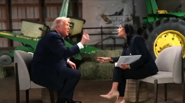 Τραμπ κατά δημοσιογράφου του NBC: «Ή είσαι διεφθαρμένη ή ηλίθια» δήλωσε και αποχώρησε
