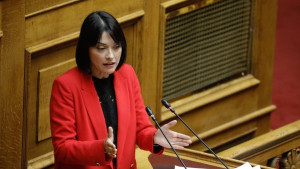 Γιαννακοπούλου: Η κυβέρνηση δεν μπορεί να παρακολουθεί άπραγη τις γυναικοκτονίες