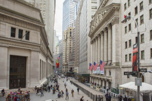 «Κοκκινίζει» η Wall Street- Στο προσκήνιο τα επιτόκια της Fed