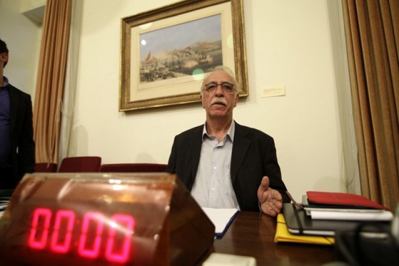 Βίτσας: Καμία μείωση στους μισθούς των στρατιωτικών