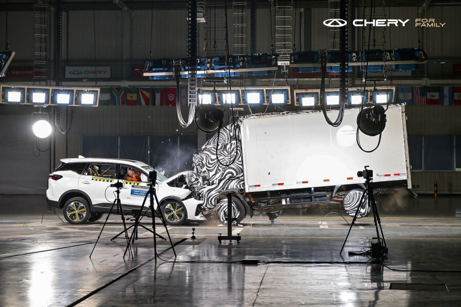 Εντυπωσιακό crash test του Chery Tiggo 7 μπροστά στα μάτια του κοινού