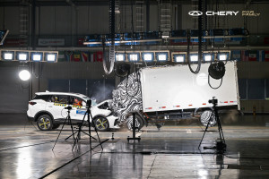Εντυπωσιακό crash test του Chery Tiggo 7 μπροστά στα μάτια του κοινού