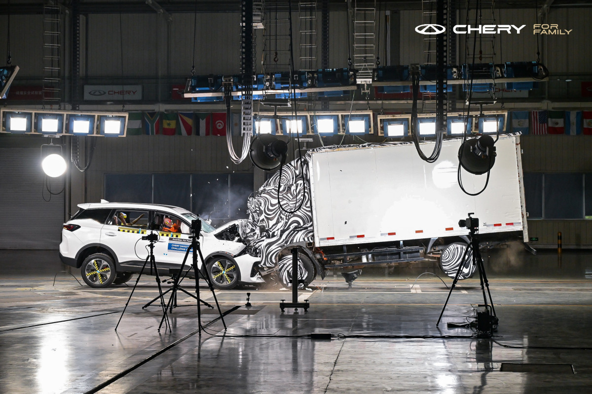 Εντυπωσιακό crash test του Chery Tiggo 7 μπροστά στα μάτια του κοινού