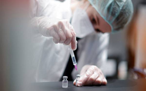 Pfizer/BioNTech: Η 4η δόση προστατεύει τους 60+, αλλά εξασθενεί γρήγορα