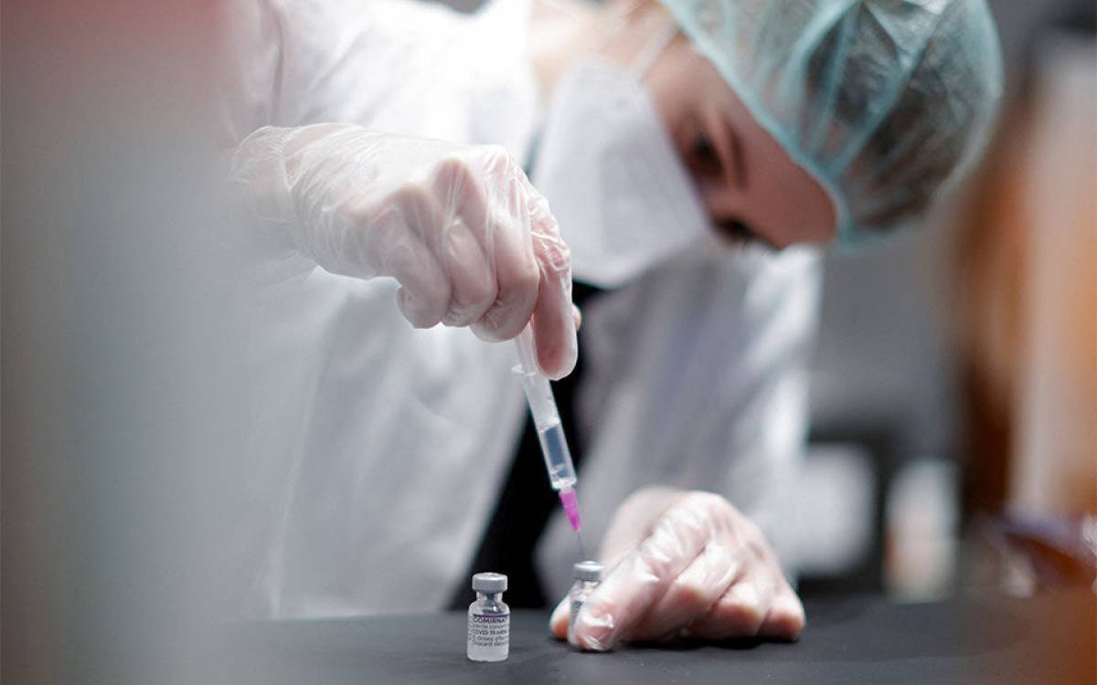Pfizer/BioNTech: Η 4η δόση προστατεύει τους 60+, αλλά εξασθενεί γρήγορα