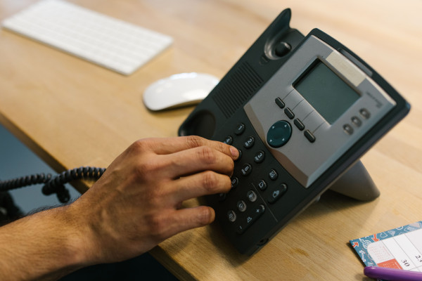 Γιατί σας καλούν στο τηλέφωνο και δεν μιλάνε; Τι κρύβεται πίσω από τις «σιωπηλές» τηλεφωνικές κλήσεις