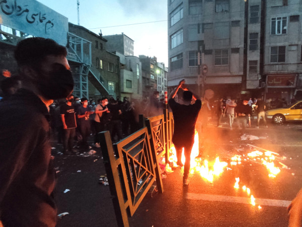 Χαμενεΐ: Το Ιράν δεν θα υποχωρήσει - Χιλιάδες διαδηλωτές αντιμέτωποι με συλλήψεις, ενώ οι ΗΠΑ απειλούν με επέμβαση