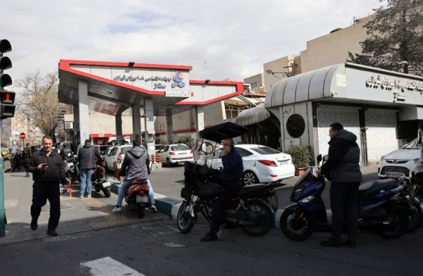Ιράν: Ουρές στα πρατήρια μετά τις νέες αμερικανικές κυρώσεις – Στο πλευρό της Τεχεράνης η Κίνα