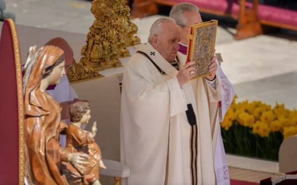 Πάπας Φραγκίσκος: Να μην συνηθίσουμε στον πόλεμο