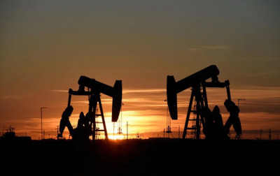 «Βουτιά» κοντά στο 5% το πετρέλαιο- Καταλύτες δολάριο και ζήτηση