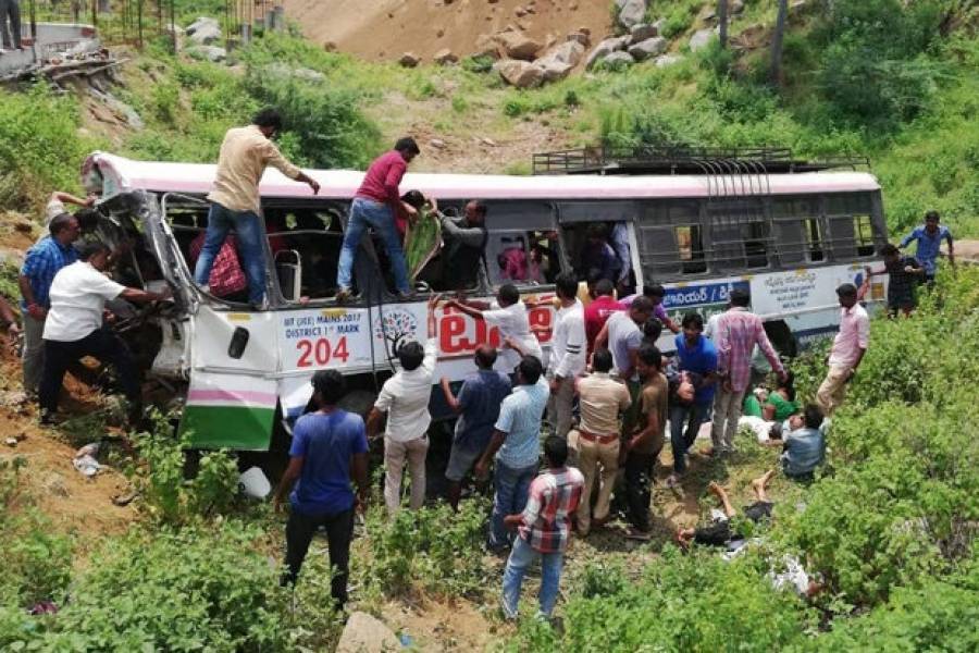 Τουλάχιστον 55 νεκροί από πτώση λεωφορείου σε φαράγγι στην Ινδία