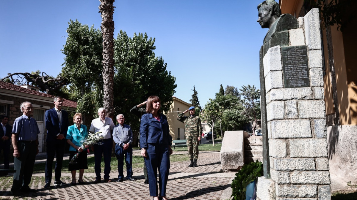 Σακελλαροπούλου: Κατάθεση στεφάνου για την 49η επέτειο αποκατάσταση της Δημοκρατίας