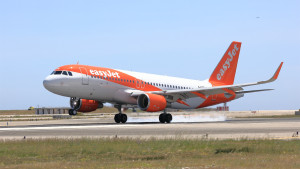 Easy Jet: Αναγκαστική προσγείωση στο «Ελ. Βενιζέλος»– Κατέρρευσε ο πιλότος