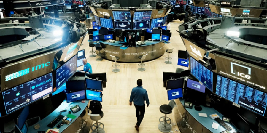 Μικτή εικόνα στη Wall Street με τα μάκρο στο επίκεντρο