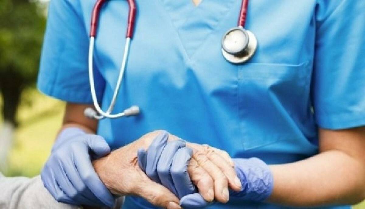 Πρώτη απόλυση ανεμβολίαστης εργαζόμενης σε δομή φροντίδας στην Ελλάδα