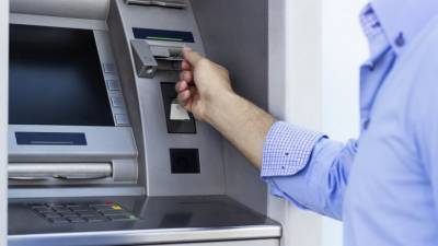 Τι αλλάζει στις προμήθειες για αναλήψεις μέσω ΑΤΜ άλλων τραπεζών