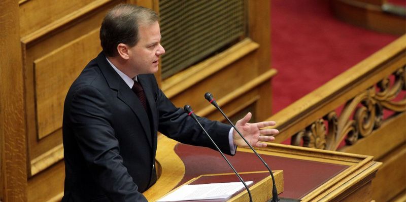 Καραμανλής: Η κυβέρνηση... μοιράζει πανωπροίκια στους εργολάβους