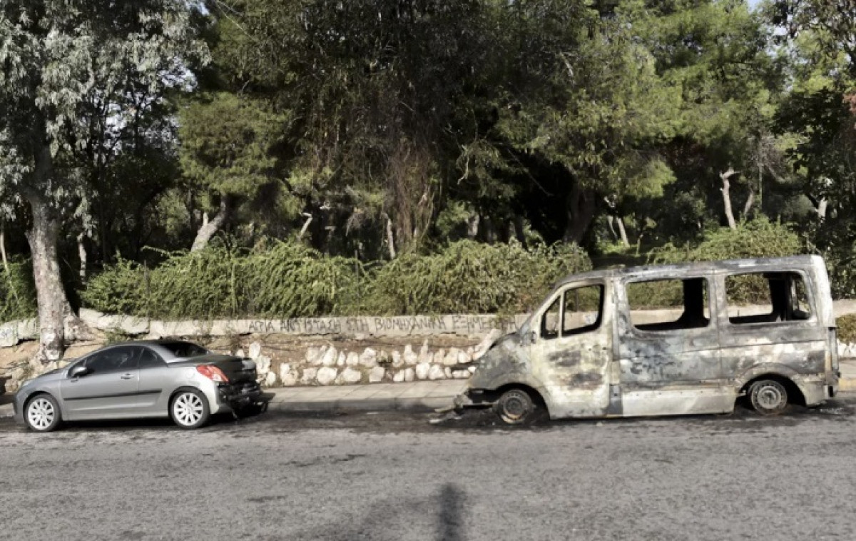 Επεισόδια έξω από την Πανεπιστημιούπολη- Δύο αστυνομικοί τραυματίες