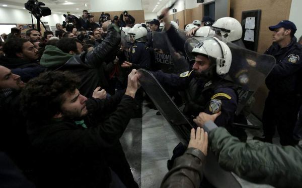 Τροπολογία: Αυτεπάγγελτη δίωξη και φυλακή για όποιον παρεμποδίζει πλειστηριασμούς