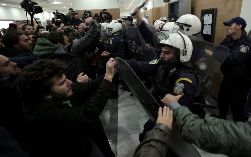 Τροπολογία: Αυτεπάγγελτη δίωξη και φυλακή για όποιον παρεμποδίζει πλειστηριασμούς