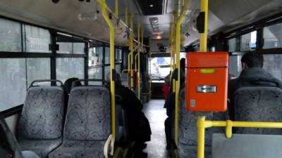 Ανήλικοι προκάλεσαν φθορές σε λεωφορείο