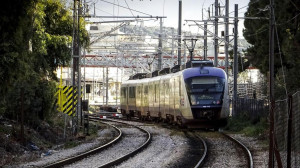 Σύγκρουση συρμού του προαστιακού με φορτηγό στη Χαλκίδα