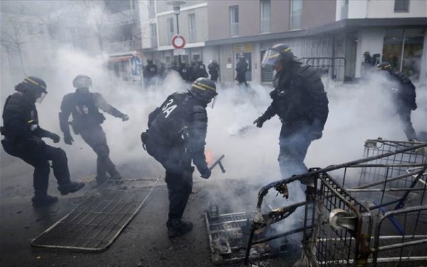 Γαλλία: Κανονικά η διαδήλωση για τα εργασιακά