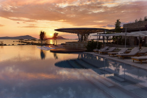 Το W Costa Navarino υποδέχεται τους πρώτους επισκέπτες