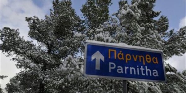 Έπεσαν τα πρώτα χιόνια στην Πάρνηθα-Κακοκαιρία σε όλη την Ελλάδα