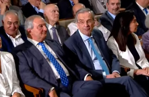 Σαμαράς έκοβε, Καραμανλής έραβε- Απάντηση Μητσοτάκη, μέσω Ντόρας
