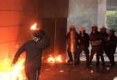 Εξάρχεια: Επιθέσεις με μολότοφ σε διμοιρίες των ΜΑΤ