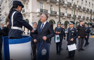 Θεοδωρικάκος: Μοίρασε δώρα σε τροχονόμους- Το «ευχαριστώ» στην ΕΛΑΣ