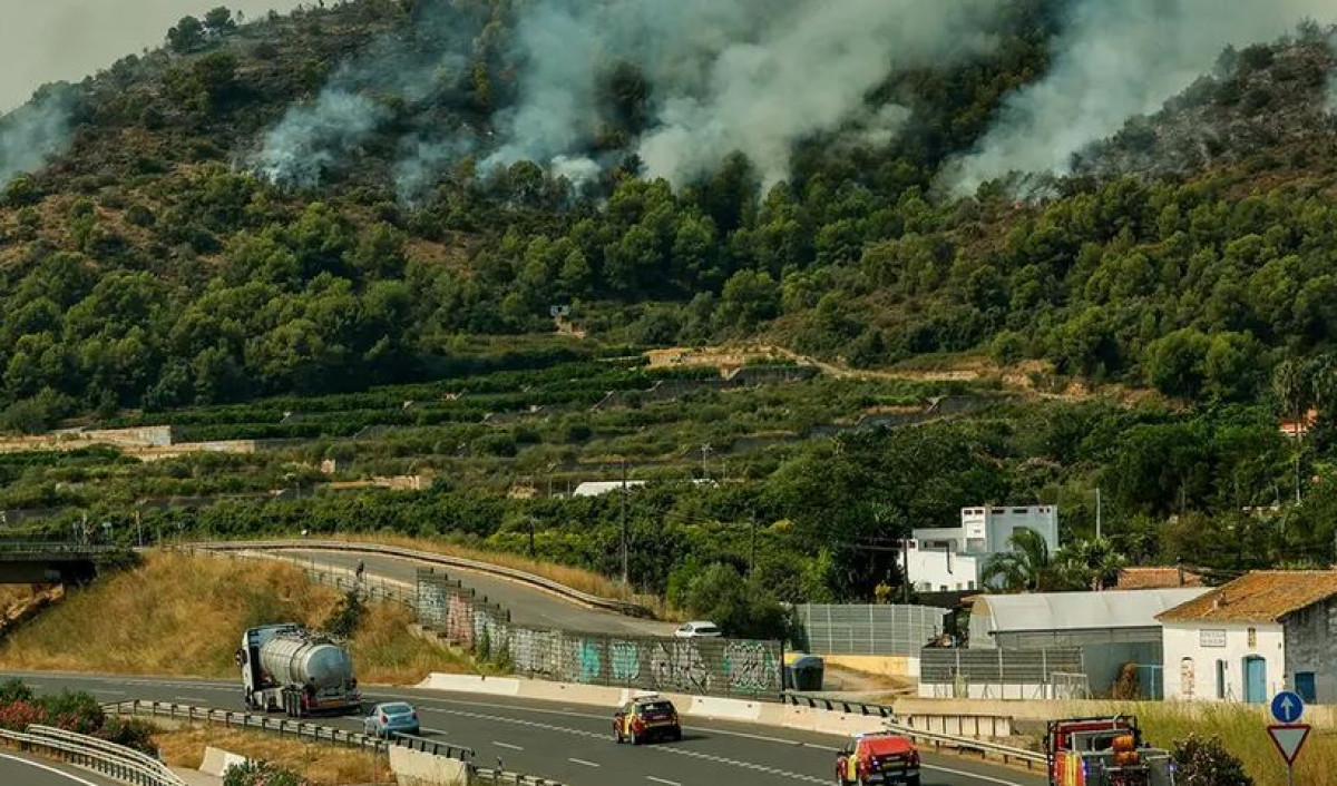 Πύρινος εφιάλτης σε Ισπανία και Γαλλία: Μαζικές εκκενώσεις, νεκροί και ανεξέλεγκτα μέτωπα