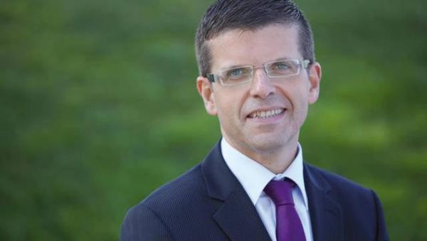 Ο Έλληνας γκέι που διεκδικεί την ηγεσία των Γάλλων Σοσιαλιστών