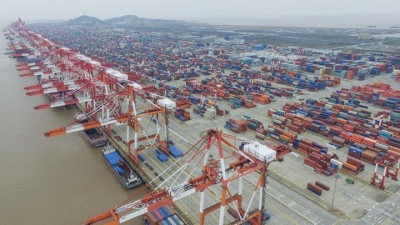 Σε εντυπωσιακά επίπεδα η διακίνηση εμπορευματοκιβωτίων στο λιμάνι της Σαγκάης