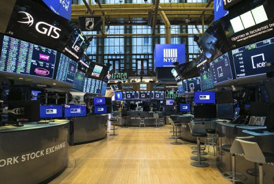 Αντίρροπες δυνάμεις στη Wall Street- Παλεύει να μην «ξανακατρακυλήσει»